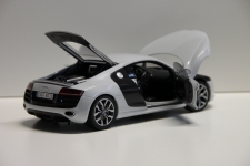 Dokonale zpracovaný model vozu v měřítku 1:18
